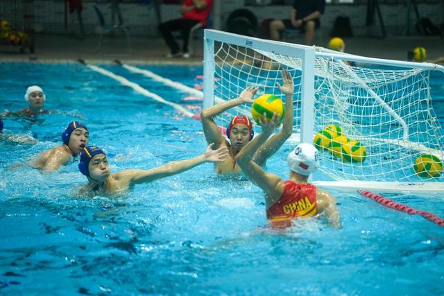 杏彩体育中国官网-包含泳池里的搏击：水球比赛中的紧张气氛的词条