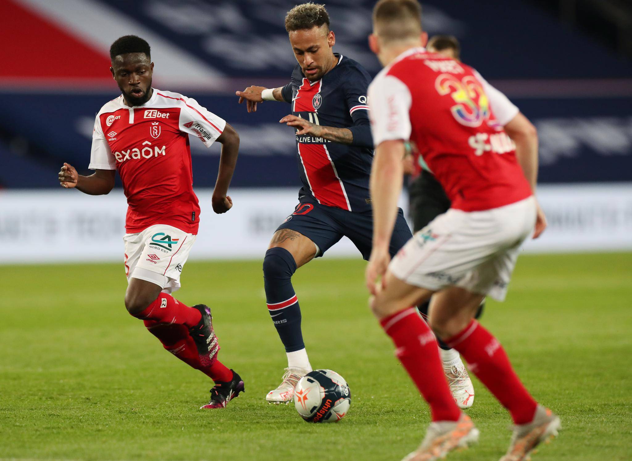 关于梅斯球员受伤离场,比赛受阻的信息 关于梅斯球员受伤离场,比赛受阻的信息