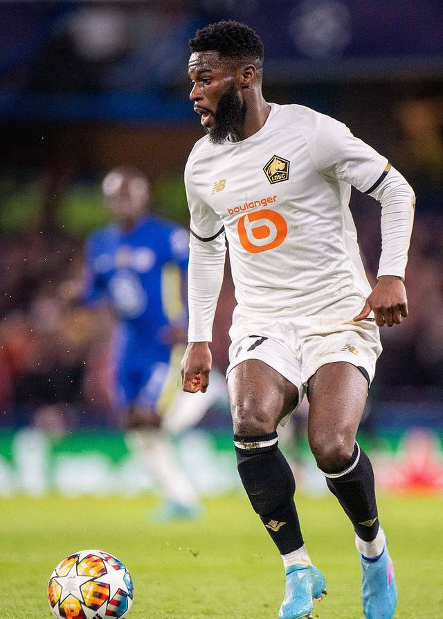 里尔球员在周末的比赛中表现抢眼(里尔球员在周末的比赛中表现抢眼的英文)