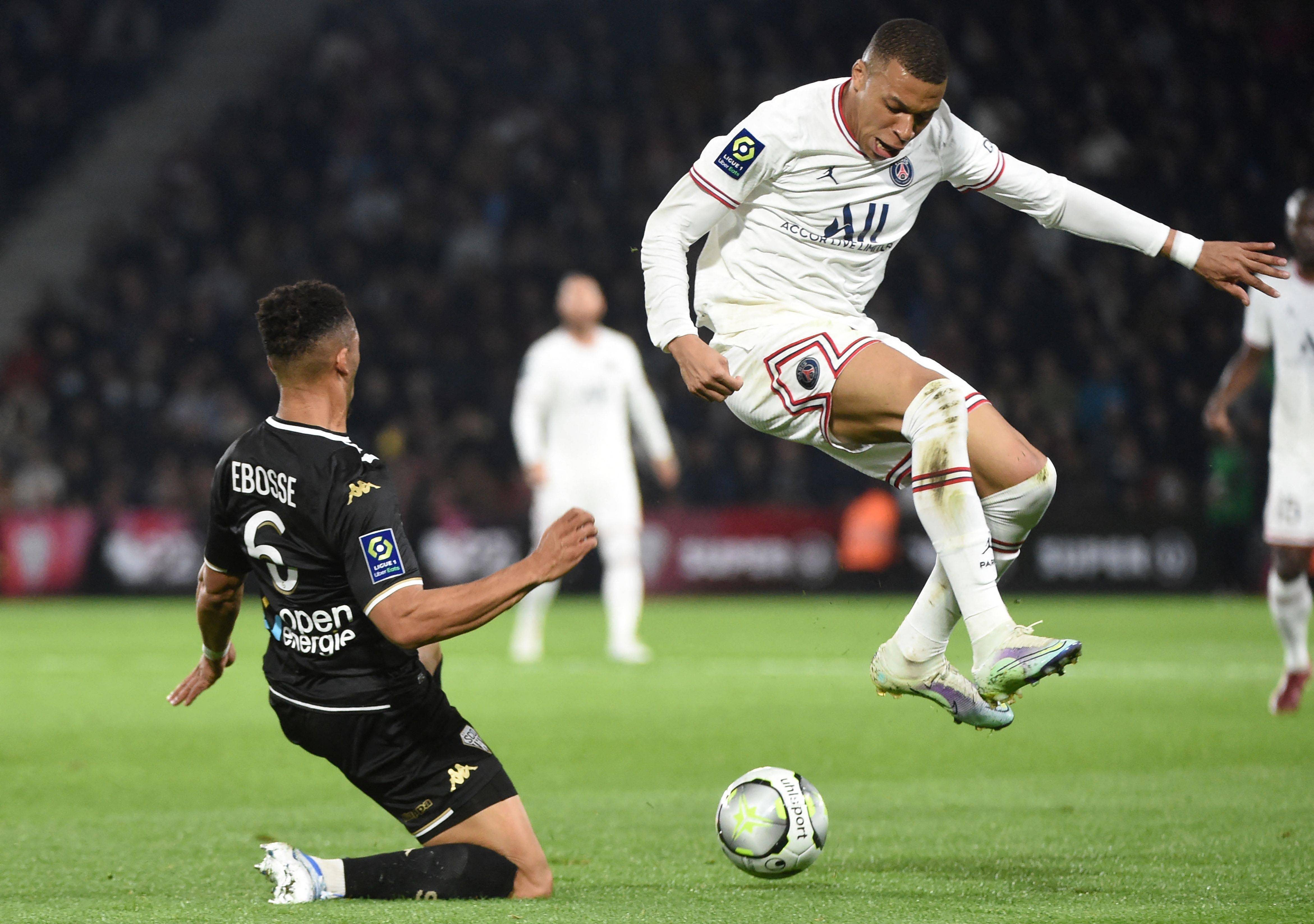 关于法甲霸主之争,巴黎圣日耳曼对阵里昂的信息 关于法甲霸主之争,巴黎圣日耳曼对阵里昂的信息