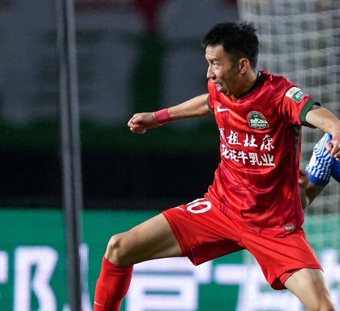 劲旅球队夺得国际大赛冠军头衔