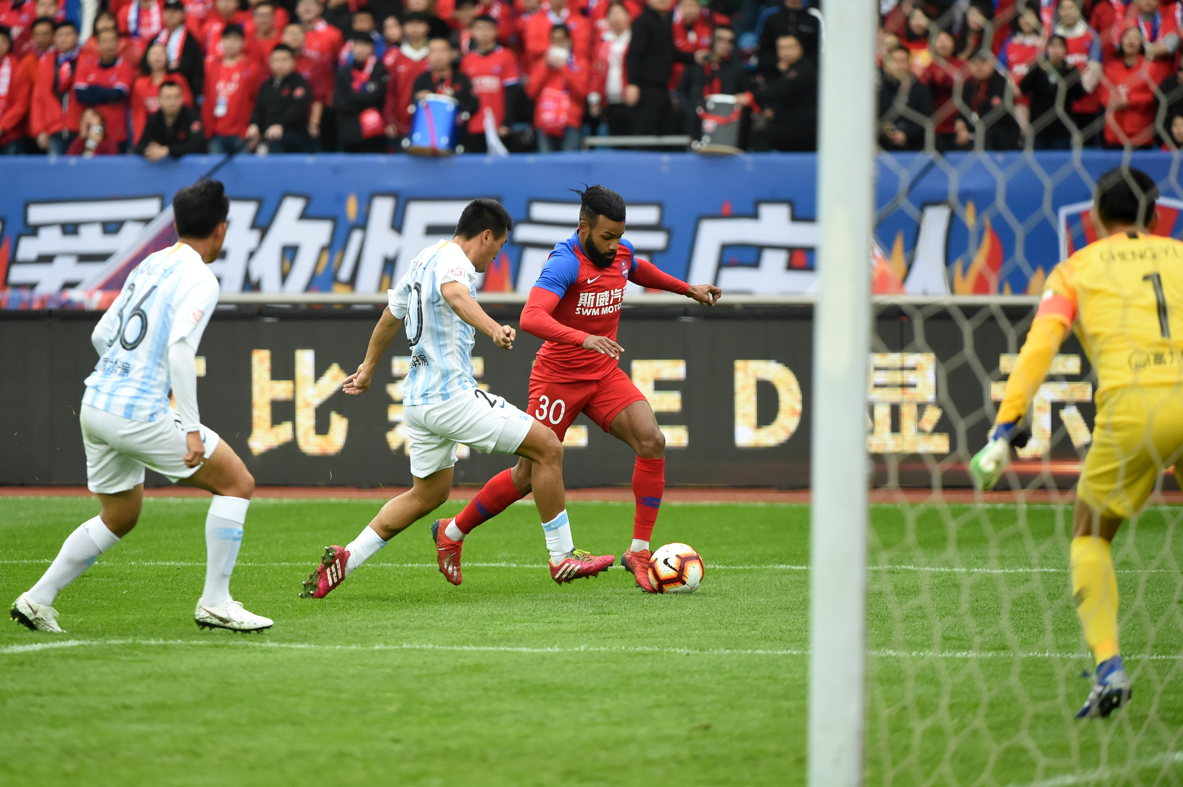 关于重庆斯威客场不敌广州富力，惨遭击败的信息