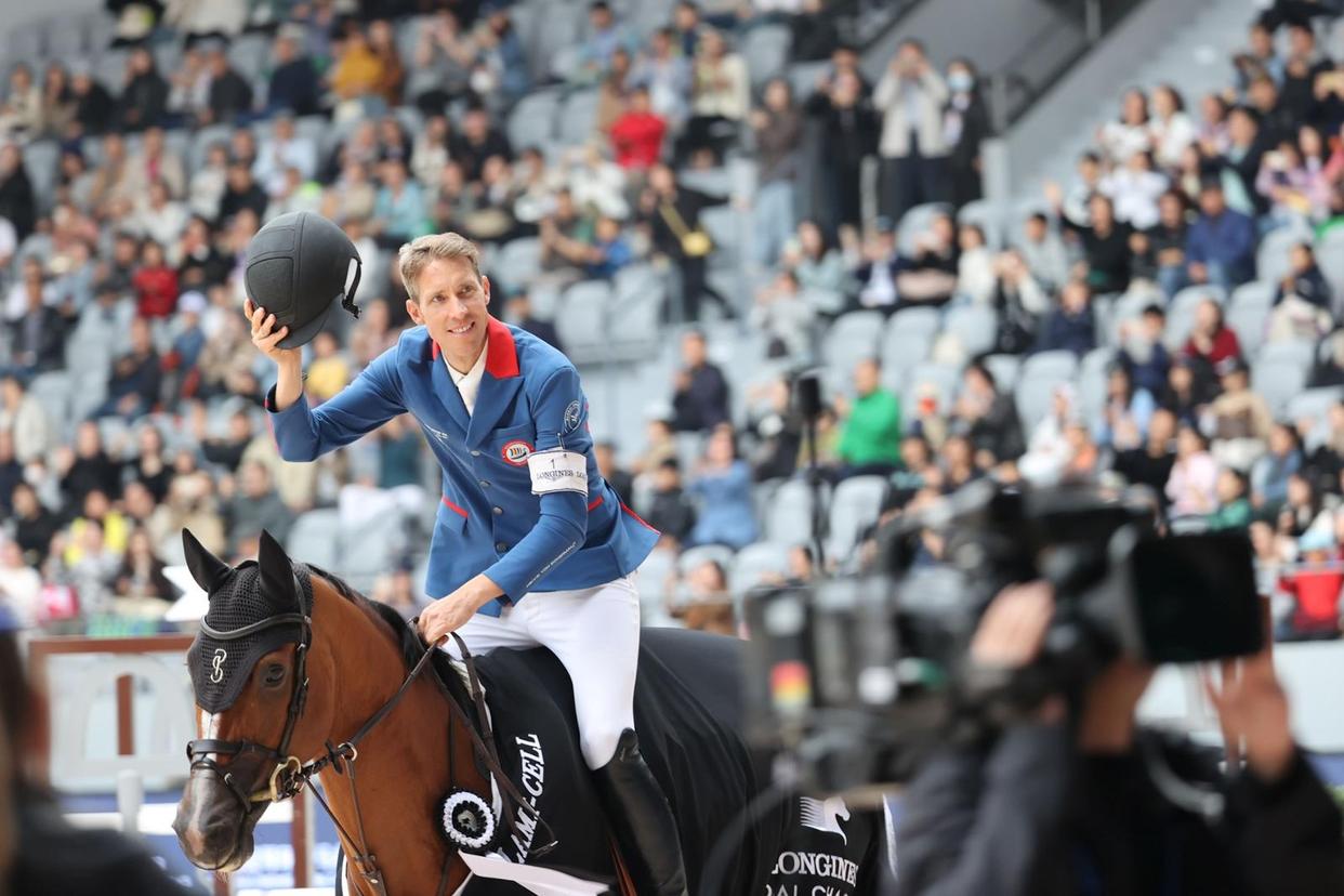 马术比赛选手与坐骑默契合作获胜 马术比赛选手与坐骑默契合作获胜