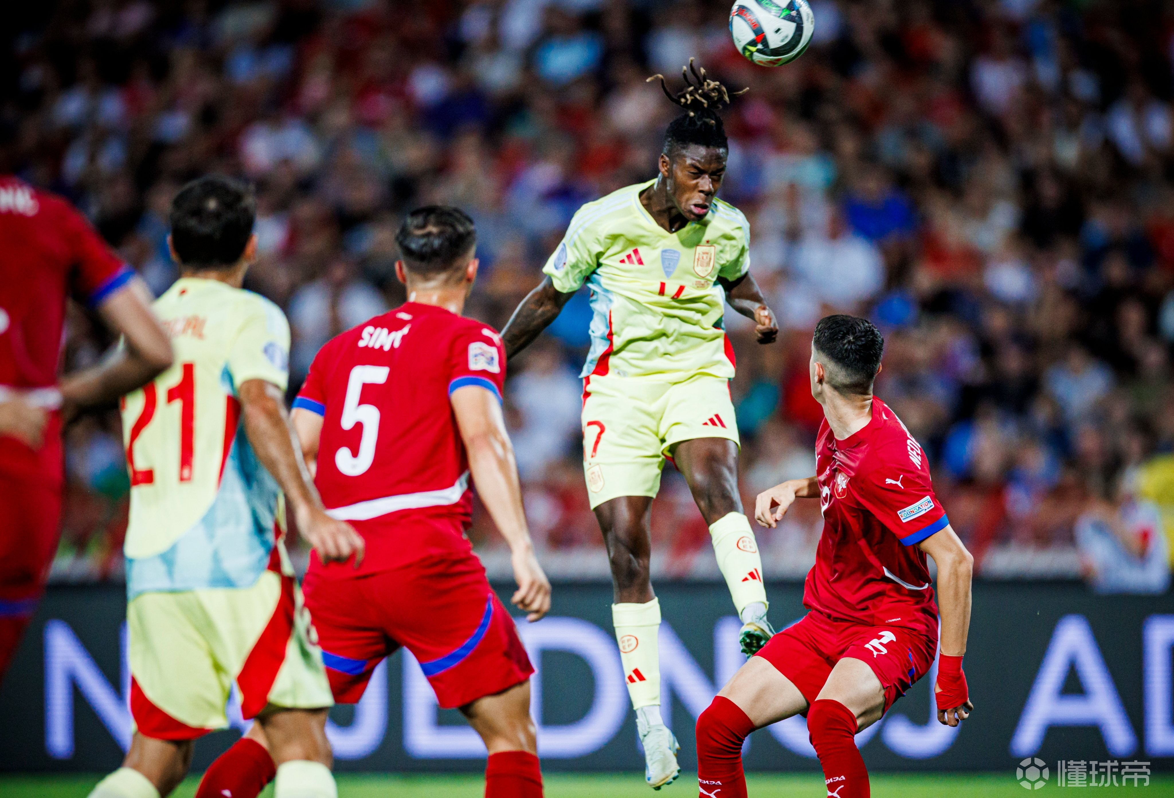 西班牙队在欧洲联赛战场上崭露头角，成绩斐然