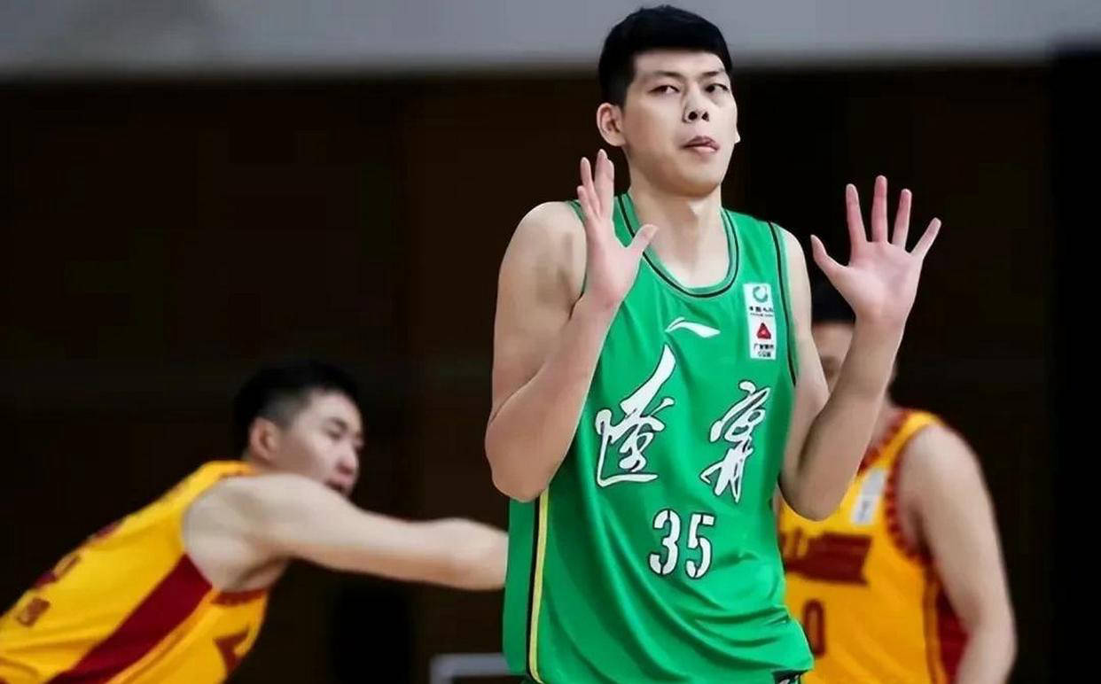 内线球员发挥稳定,为球队注入活力 内线球员发挥稳定,为球队注入活力