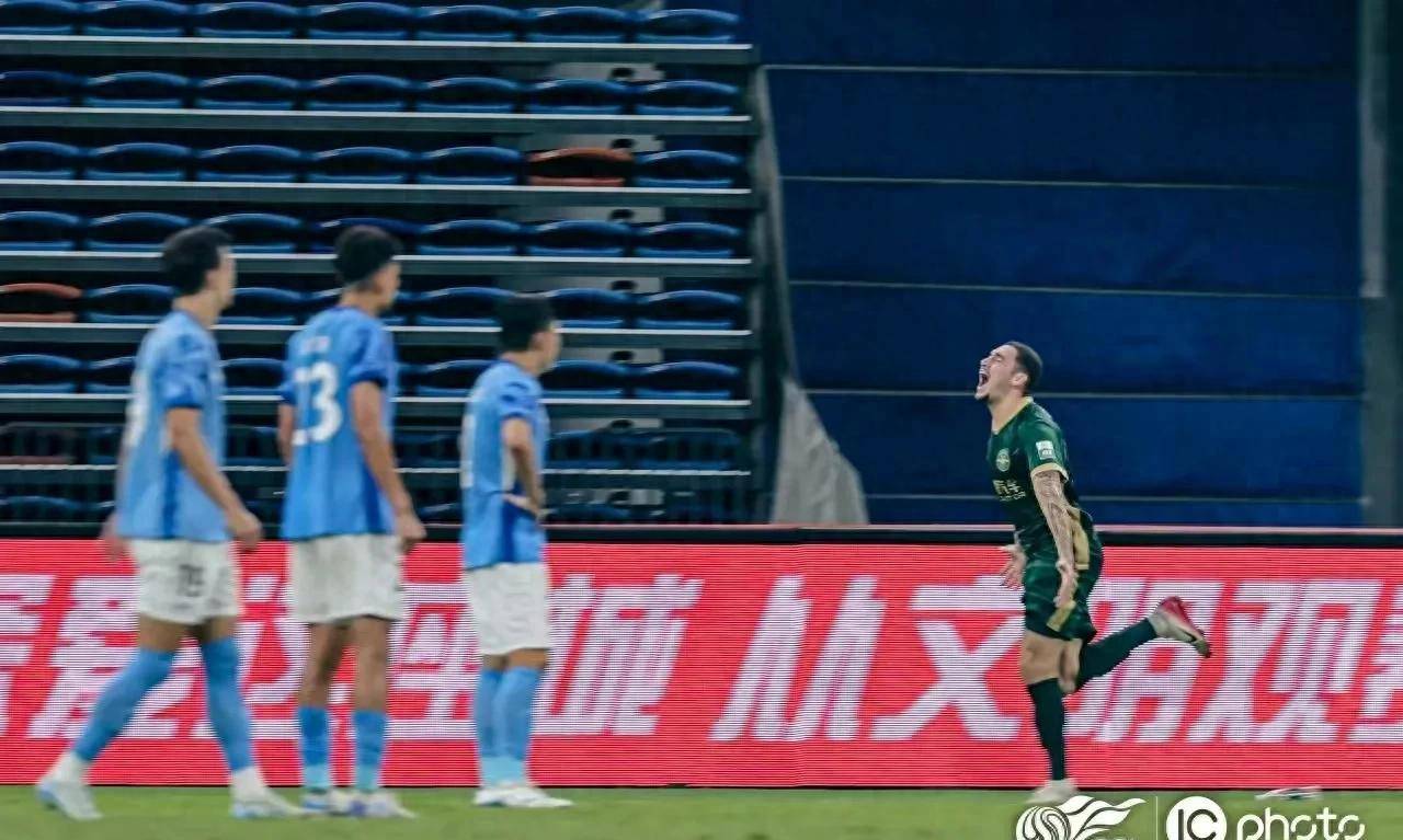 苏宁新援亮相球场,助球队成功逆转对手 苏宁新援亮相球场,助球队成功逆转对手