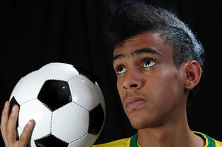 杏彩体育亚洲官网-英超新赛季开赛在即，球队备战正酣，球迷期待揭幕战