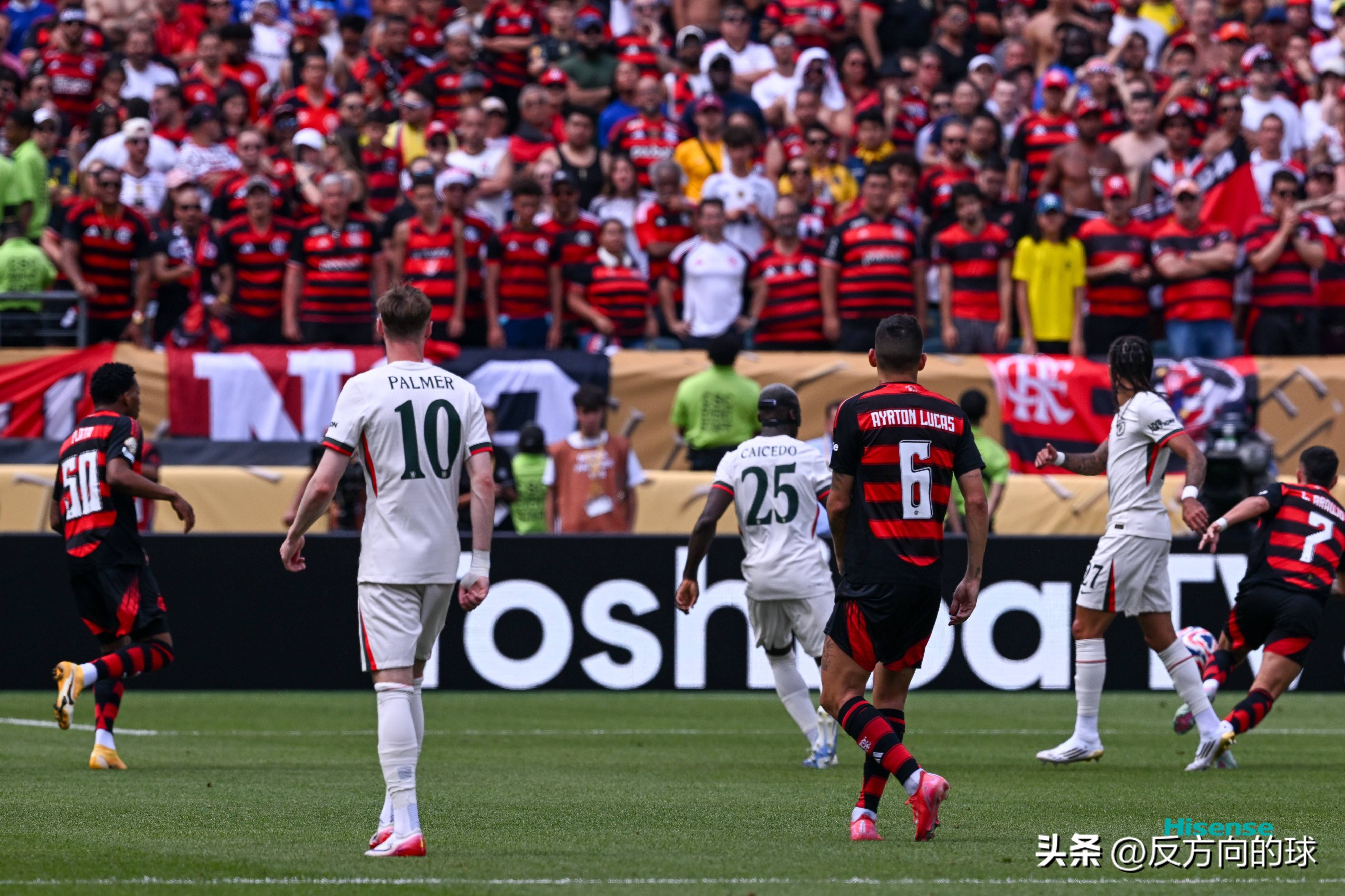 杏彩体育网站-切尔西后卫怒斥主帅，团队危机！