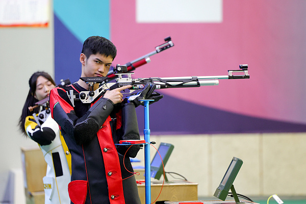 射击比赛中枪手稳定发挥,力争晋级决赛 射击比赛中枪手稳定发挥,力争晋级决赛
