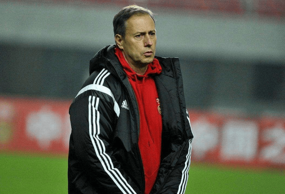 佩兰出任球队主帅，制定新战术方案