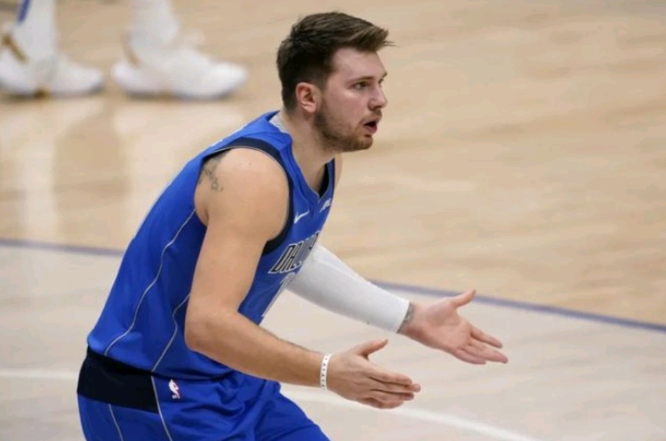 包含湖人正式完成五笔交易地震级交易，球队大动作引发球迷热议的词条