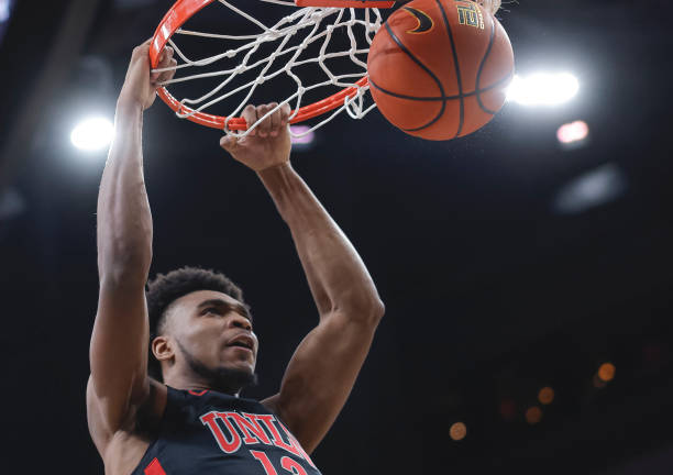 球队攻守兼备,轻取三分登顶 球队攻守兼备,轻取三分登顶