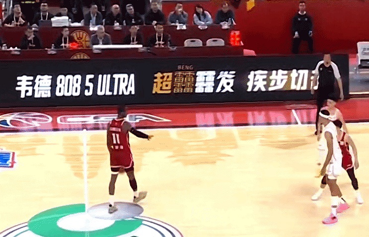 杏彩体育-防守犯规惹争议，裁判员受到球迷质疑的简单介绍