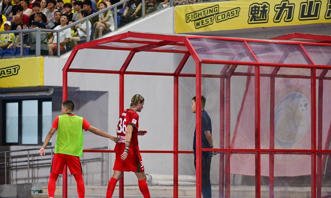 防守犯规惹争议,裁判员受到球迷质疑的简单介绍 防守犯规惹争议,裁判员受到球迷质疑的简单介绍