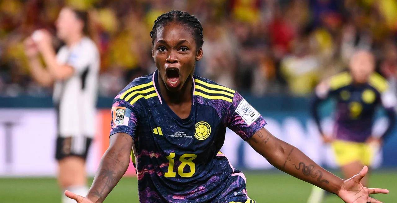 哥伦比亚女足队员在比赛中取得突破性进展