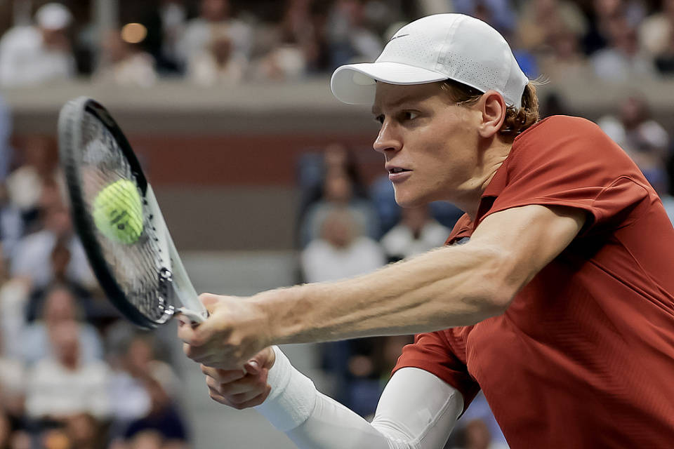 网球男单决赛激战！西班牙选手夺取冠军